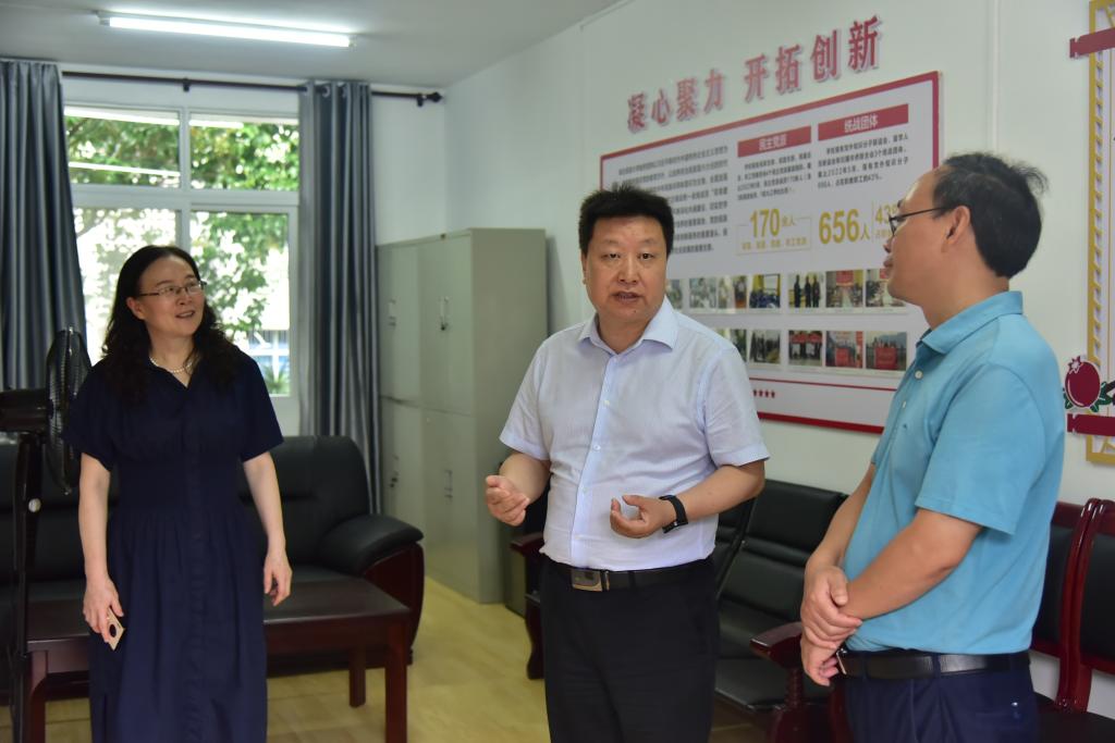 [动态]省侨联副主席谭必恩到bat365官网调研基层侨联组织建设工作